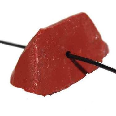 Imagem de 10 Cascalho Bruto Jaspe Vermelho Natural Furado para Artesanato e Deco