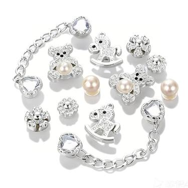 Imagem de Janyortrenner 12 peças de pingentes de sapatos brilhantes para sandálias de tamanco, pingentes de strass prata com urso, cavalo, pérola, correntes de flores, acessórios de sapatos DIY para mulheres e