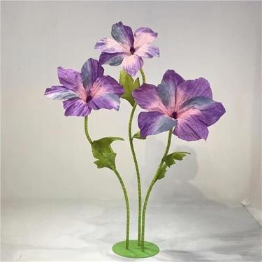 Imagem de Flores de lírio artificiais gigantes - Flores falsas grandes com hastes em pé e base para decoração de fundo de casamento e exibição de janela, perfeitas para banquetes e eventos