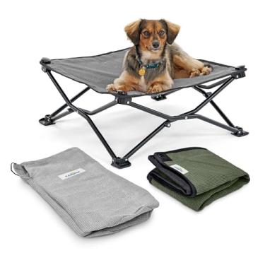 Imagem de Kit de cama elevada para cães Coolaroo – berço de viagem portátil e refrescante com tecido HeatShield para cães pequenos, leve e compacto, inclui bolsa de transporte combinando e capa bônus verde
