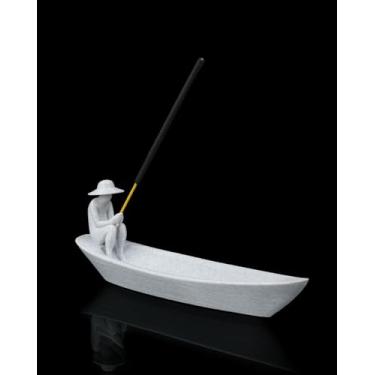 Imagem de Porta-Incenso Decorativo em Barco com Pescador, 22 cm, Design Zen.