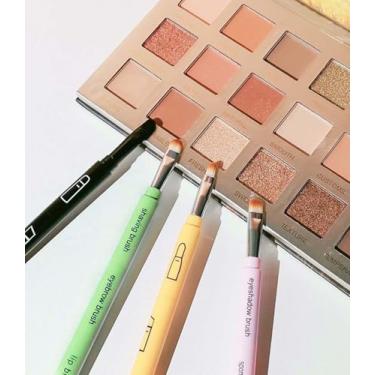 Imagem de Conjunto de pincéis de maquiagem retráteis 4 em 1, pincel portátil de sombra e sobrancelha para viagem com esponja - Preto