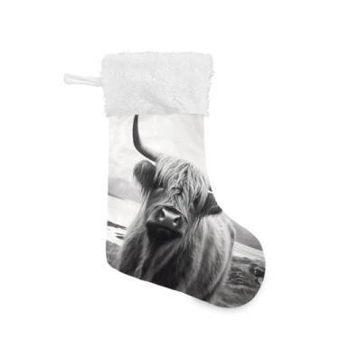 Imagem de ATTX Meias de Natal engraçadas de vaca Highland, suportes de presente brancos de pelúcia para decorações de festas de fim de ano (17,7 polegadas, 1 pacote) #269