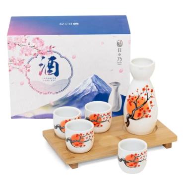 Imagem de HIBINO Conjunto de saquê japonês - 1 garrafa Tokkuri (142 g) e 4 copos Ochoko (37 g) - Conjunto de 5 peças de saquê de cerâmica com bandeja de bambu para servir - Conjunto de presente tradicional