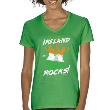 Imagem de Camiseta feminina Ireland Rocks Guitar Flag St Patrick's Day Gola V Shamrock Groove Vibe Pub Celtic Rock and Roll Clove, Verde, GG