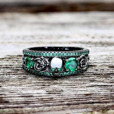 Imagem de Anel de latão de zircão incrustado com crânio de flor preta – Design gótico intrincado com pedras de zircão preto cintilante para homens e mulheres, Zircônia cúbica, Sem pedra preciosa