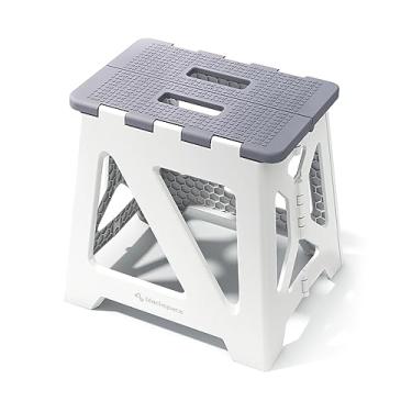 Imagem de BLACKSPACE Banquinho Dobrável de 13" para Adultos, Capacidade de 250 Libras, Banquinho Dobrável de Plástico Compacto Antiderrapante com Alça, Banquinho Dobrável Leve E Portátil para Casa Ou Cozinha(Ci