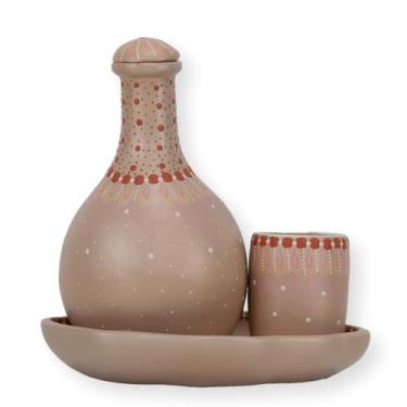 Imagem de Vale do Jequitinhonha Moringa Artesanal em Cerâmica Bege Terra com Flores Pintadas à Mão, Conjunto com Copo e Aparador, 850ml, (D46C)