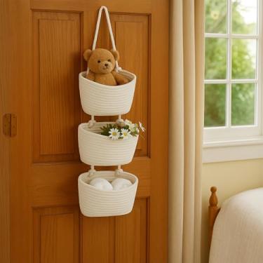 Imagem de ShellKingdom Cesta suspensa sobre a porta, organizador de cestas de armazenamento de parede de 3 camadas com 6 ganchos para casa, escritório, quarto, porta, parede, bolsa decorativa (branca)