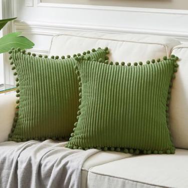 Imagem de Fancy Homi Pacote com 2 capas de almofada decorativas verdes musgo com pompons, conjunto de capas de almofada quadradas sólidas de veludo cotelê macio para sofá, quarto, carro, sala de estar (20 x 20