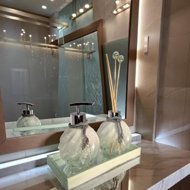 Imagem de Kit Lavabo Decorativo Vidro 300ml Completo com Saboneteira Difusor e Bandeja Luxo Para Banheiro(Branco C/Prata,Sem Bandeja)
