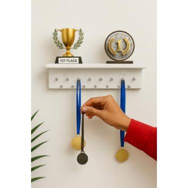 Imagem de Porta Medalhas e Troféus Premium, MDF, 15 Pinos, Prateleira Decorativa (Branco)
