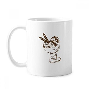 Imagem de Caneca de cerâmica com barra de chocolate marrom, sorvete, bola de sorvete, xícara de porcelana de café