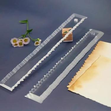 Imagem de MIXJOY Régua De Rasgo De Papel Régua De Artesanato Grossa Com 2 Bordas Diferentes Régua De Bordas Irregulares De Acrílico Régua De Artesanato Pesada Para Cortar Papel - 11,34 "Es