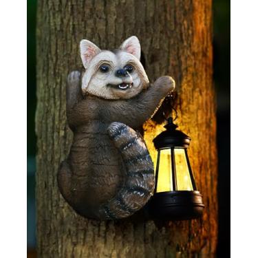 Imagem de Goodeco Estátua de guaxinim com lanterna solar - espiador de árvore de jardim ao ar livre, estatuetas de escultura de animais para pátio e quintal, ideias de presentes de jardim