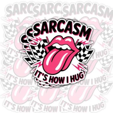 Imagem de Adesivo de 3 peças Sarcasm It's How I Hug, decalque engraçado com língua para fora com bandeiras quadriculadas para laptop, garrafa de água, copo, carro, capacete, presente para amigos sarcásticos e