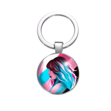 Imagem de Chaveiro Mulher trans em frente à bandeira do orgulho LGBTQIA+ - RECAN
