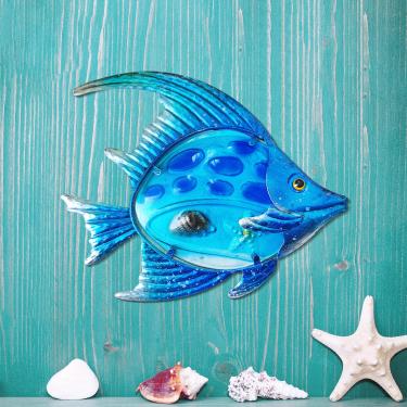 Imagem de POXOHO Parede de peixe azul com arte náutica de metal decorando a residência, pátio, varanda, piscina, deck