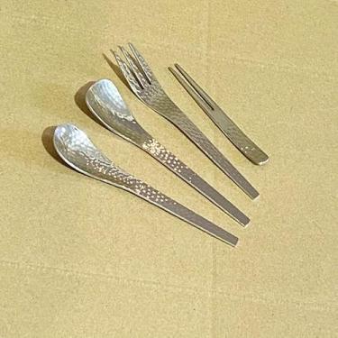 Imagem de 4 pçs/conjunto de colher com padrão de martelo, bolo, garfo de frutas, café, sorvete, colher de aço inoxidável, colher de sobremesa (prateada)