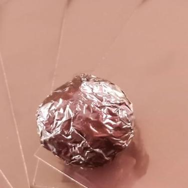 Imagem de YDJIANCAI Embalagens de barra de chocolate 100 peças 3,93 × 3,93 polegadas (10 × 10 cm) papel de embalagem de doces quadrados de grau alimentício folhas de embrulho multicoloridas, Natal, aniversário