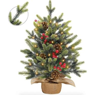 Imagem de Árvore de Natal artificial pré-iluminada de 61 cm – Pinheiro Norfolk realista com temporizador, 56 pontas, pinhas e base de serapilheira para decoração de mesa interna