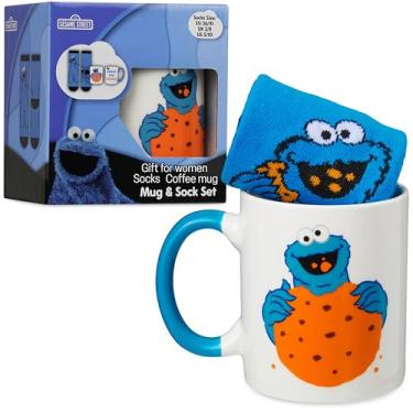 Imagem de Get Trend Conjunto de canecas e meias de café da Vila Sésamo, copo de cerâmica de 326 g com meias, Elmo Drinkware Natal, presentes secretos de Papai Noel para mulheres (monstro multi biscoito)