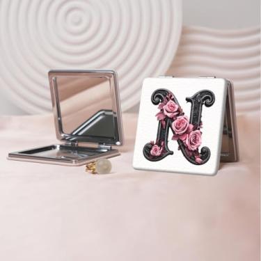 Imagem de Espelho de maquiagem portátil de couro PU retrô europeu com letras florais, mini espelho dobrável de mão dupla face, quadrado para retoque, presente ideal para todas as ocasiões