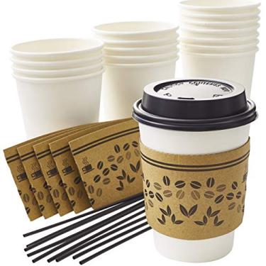 Imagem de Conjunto de copos de café descartáveis de 350 ml com mangas e agitadores. Pacote de copos de papel branco reciclável com jaqueta elegante é conveniente para negócios ou cafés para servir bebidas