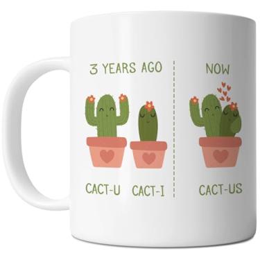 Imagem de FLEXISAVVY Caneca de aniversário de 3 anos de dia dos namorados - Tema de cacto aniversário de terceiro ano - Ideia de presente engraçada para namorado namorada casal para homens e mulheres branca 325