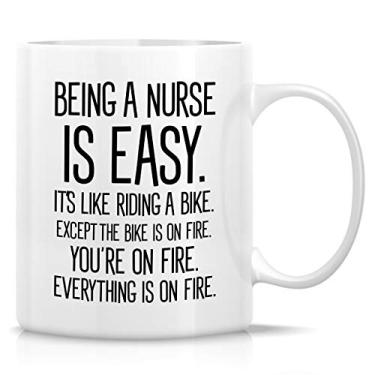 Imagem de Retreez Caneca engraçada - Being a Nurse is Easy 325 ml canecas de café de cerâmica - engraçada, sarcasmo, motivacional, RN, estudante de enfermagem, presentes de aniversário inspiradores para amigos,