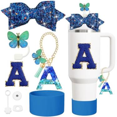 Imagem de XIANGYUAN Conjunto de acessórios de copo de 8 peças, tampa de palha para copo Stanley de 850 g ou 1,134 g, adesivo para decorações Stanley, pingente de letra inicial personalizado (azul A)