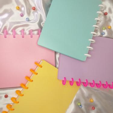 Imagem de Caderno de Disco Pequeno - Candy Colors Adox - tipo Caderno inteligente com folhas reposicionáveis e divisórias de matérias similar ao tamanho a5