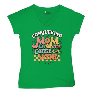 Imagem de Camiseta feminina Conquering Mom Life with Coffee and Wine gola V moderna maternidade parentalidade família futebol Mama #Momlife, Verde, P