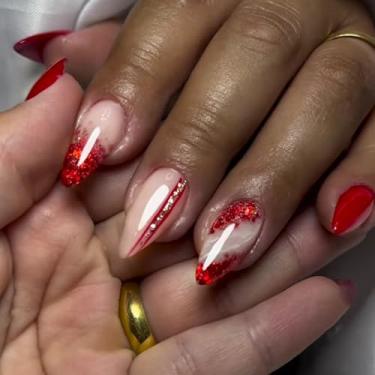 Imagem de 24 peças RIICFDD Red Press on Nails em forma de amêndoa unhas postiças unhas médias prensadas em bastão de glitter vermelho nas unhas, listras vermelhas prateadas, cola nas unhas, cobertura completa