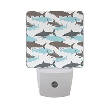 Imagem de Lâmpada de luz noturna LED plug-in com sensor de luz, tubarão-baleia estrelada impressa luz do dia branca, pacote com 2, para corredor, banheiro, quarto e sala de estar, 0,5 W