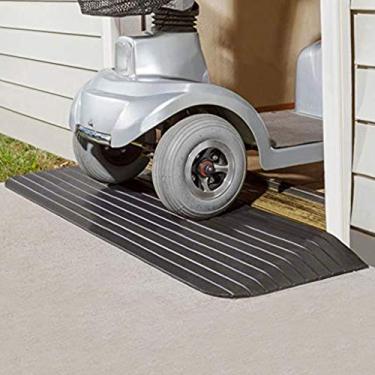 Imagem de CMOLVUR Rampa de borracha para cadeiras de rodas e scooters - degrau de 5 a 10 cm de altura, capacidade de carga de 1000 kg, 110,5 x 41 x 5 polegadas ideal para entradas manuais/auxiliares de