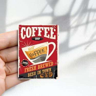 Imagem de Ímã de geladeira vintage cafeteria design de café quente fresco - (2,3x3,1) polegadas acrílico redondo adesivo de geladeira decoração retrô presente tamanho perfeito para geladeira, armário ou