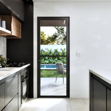 Imagem de Porta de Alumínio de Giro de Vidro com Travessa 215x85cm Lucasa Ideale Preto