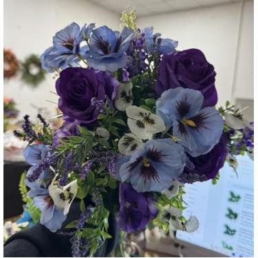 Imagem de GYWJJ Flores artificiais de primavera, flores roxas falsas de seda com arranjo floral amor-perfeito, flor azul para casa, cozinha, mesa, centro de mesa, decoração de flores de casamento