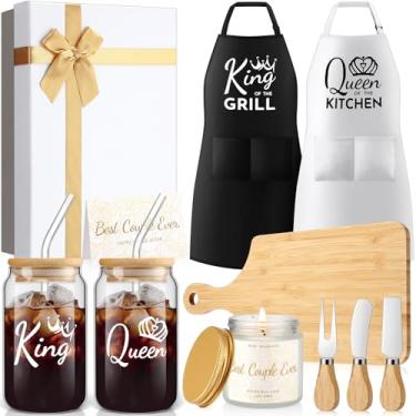 Imagem de Singhoow 12 peças de presentes de casamento para casais King Queen Copos de vidro Aventais Tabuleiro de Charcutaria Vela Conjunto de Faca de Manteiga para Chá de Noivado Noivado Noivado Noivo Ele e