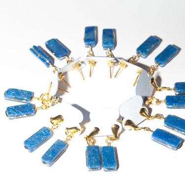 Imagem de 05 Brinco Pedra Quartzo Azul Retângulo Ranhurado Dourado