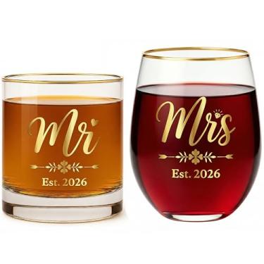 Imagem de Mr and Mrs Gifts 2026 Presentes de casamento para casal, uísque de 368 g e conjunto de taça de vinho sem haste de 482 g, impressão a ouro real, presentes de noivado para casais de aniversário de 2026