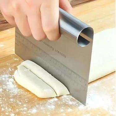 Imagem de Espátula Prática Para Confeitar, Raspar, Cortar, Organizar, Dividir Massas, Com Régua Medidora de 15 cm, Resistente à Temperatura, Produto Leve e de Fácil Manuseio, Material de Inox Durável
