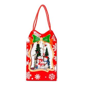Imagem de Globo de Neve Musical Natalino, Formato Bolsa Decorativa, Vermelho com Bonecos de Neve, 25x15x7cm, 8 Melodias, Iluminação LED, Alimentação por Pilhas