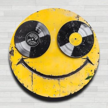Imagem de Discos de vinil formando rosto sorridente em fundo amarelo vintage placa de parede redonda de alumínio rústico - 20 cm presentes e decoração para ambientes internos e externos para casa, escritório