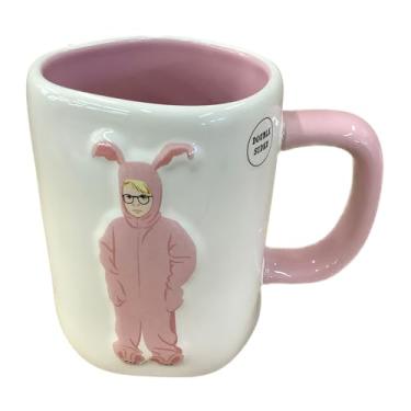 Imagem de Rae Dunn by Magenta Caneca de chá de café de cerâmica de Natal, uma história de Natal - Fato de coelho rosa