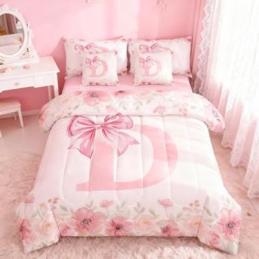 Imagem de Erosebridal Conjunto de cama com monograma D, gravata borboleta rosa em uma bolsa, floral, floral, edredom com lençol casal para meninas, estilo fresco, rosa claro e branco para decoração de quarto