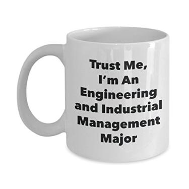 Imagem de Caneca Trust Me, I'm An Engineering and Industrial Management Major - Caneca de café divertida - Lindas ideias de presentes de formatura para amigos e colegas de classe
