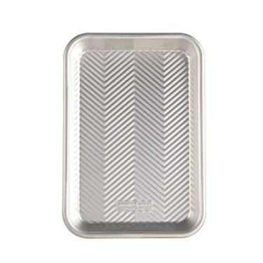 Imagem de Nordic Ware - Bandeja de Alumínio Natural 1/8 Sheet, Segura até 500°C, para Fornos Padrão e de Bancada/Torradeira, com Textura em Relevo e Funciona como Bandeja para Hambúrgueres e Batatas Fritas