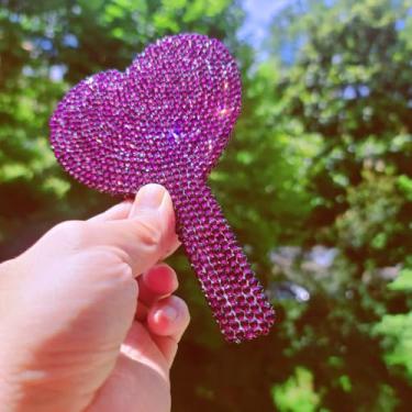 Imagem de Frinnovan Espelho portátil de strass grande coração brilhante cosméticos deslumbrantes espelhos de mão portáteis com alça para casamento prata branco (roxo)